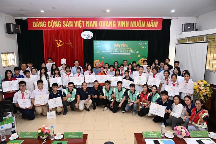 Các đại biểu chụp ảnh cùng các em học sinh được trao học bổng. (Ảnh: VIỆT HÀ)
