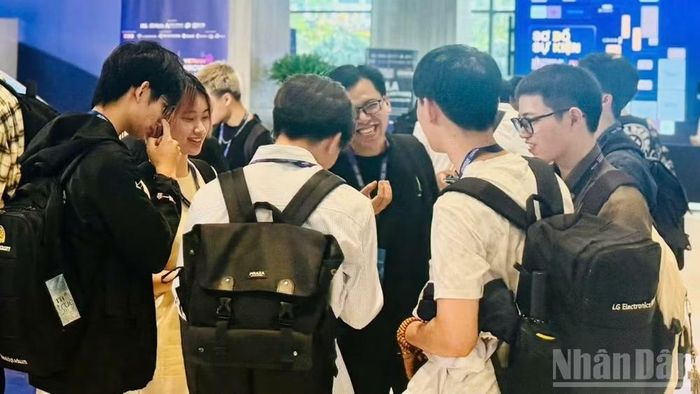 Chín tháng năm 2026, lực lượng lao động từ 15 tuổi trở lên là 53,8 triệu người, cao hơn 697 nghìn người so cùng kỳ năm 2025. (Ảnh: HNV)