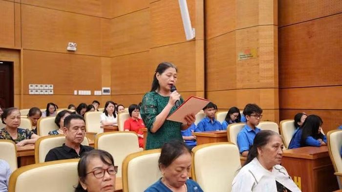 Cử tri đóng góp ý kiến tại hội nghị. (Ảnh: QUANG THỌ)