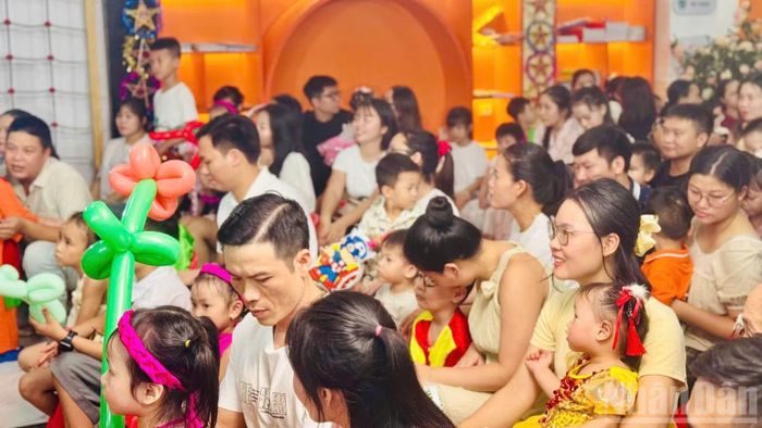 Các gia đình trong một chương trình vui trung thu 2026 tại cơ sở mầm non trên địa bàn phường Từ Liêm, Hà Nội. (Ảnh: HNV)