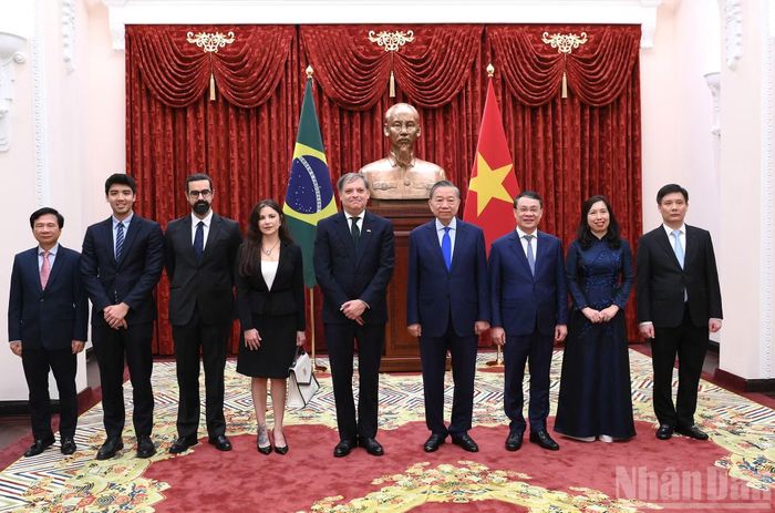 Tổng Bí thư, Chủ tịch nước Tô Lâm với Đại sứ Brasil tại Việt Nam Marcelo Paz Saraiva Camara và các đại biểu.