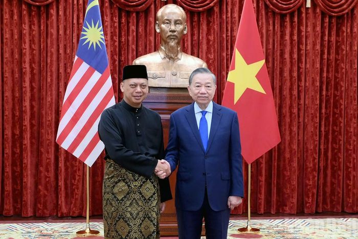 Tổng Bí thư, Chủ tịch nước Tô Lâm với Đại sứ Malaysia tại Việt Nam Jamal Sharifuddin Bin Johan.