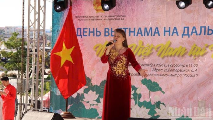 Nghệ sĩ opera Nga Sakhatskaya Alina Alexandrovna thể hiện ca khúc “Nhớ về Hà Nội”.