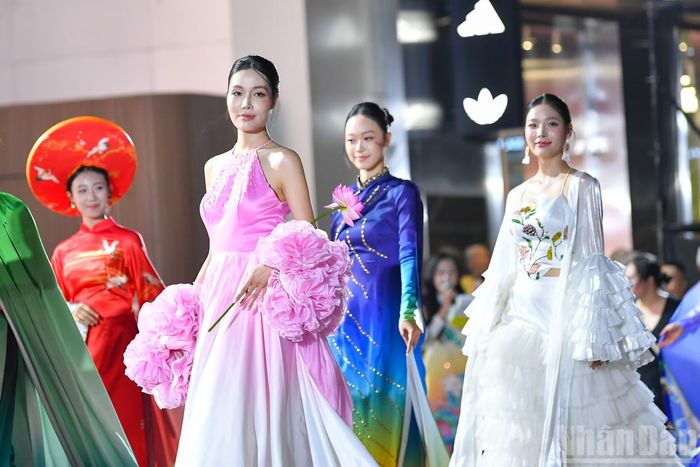 Điểm nhấn nổi bật của Lễ hội đường phố “Sắc màu năm châu” là cuộc diễu hành áo dài Việt Nam kết hợp với trang phục truyền thống của các quốc gia.
