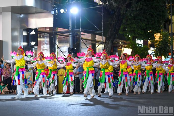 Với định hướng chủ đề “Hội tụ di sản-Kiến tạo tương lai”, Lễ hội “Sắc màu năm châu” được xây dựng như một không gian giao lưu văn hóa cởi mở, sinh động.