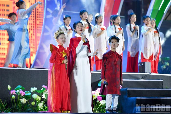 Ca sĩ Hà Myo với ca khúc "Viết tiếp câu chuyện hòa bình".
