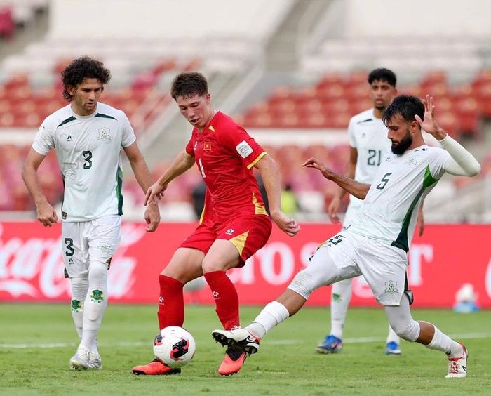 Williams Minh Hoàng (áo đỏ) gặp nhiều khó khăn trước hàng phòng ngự của đội tuyển Pakistan. Ảnh: VFF