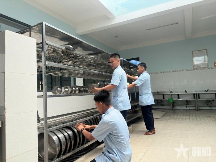 Bộ phận nhà bếp Tiểu đoàn 2 (Trung đoàn 1, Sư đoàn 9, Quân đoàn 34) kiểm tra, sắp xếp dụng cụ cấp dưỡng theo quy định.