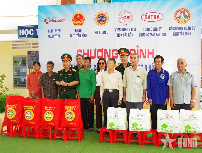 Lãnh đạo Bệnh viện Quân y 7A và các đơn vị trao quà tặng người dân có hoàn cảnh khó khăn xã Tuyên Bình, tỉnh Tây Ninh. 