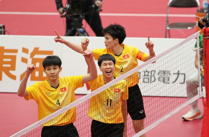  Các tuyển thủ Việt Nam mừng điểm số trước Thái Lan. Ảnh: BÙI LƯỢNG