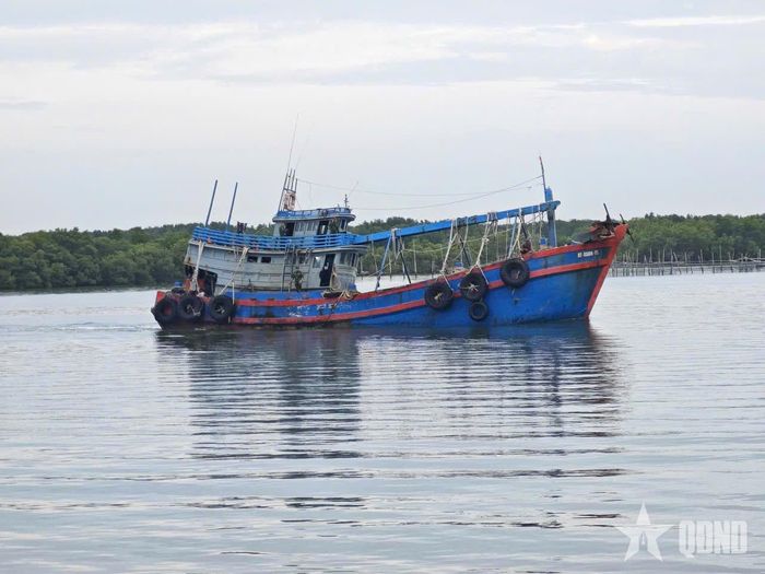  Tàu ĐT-93686-TS.