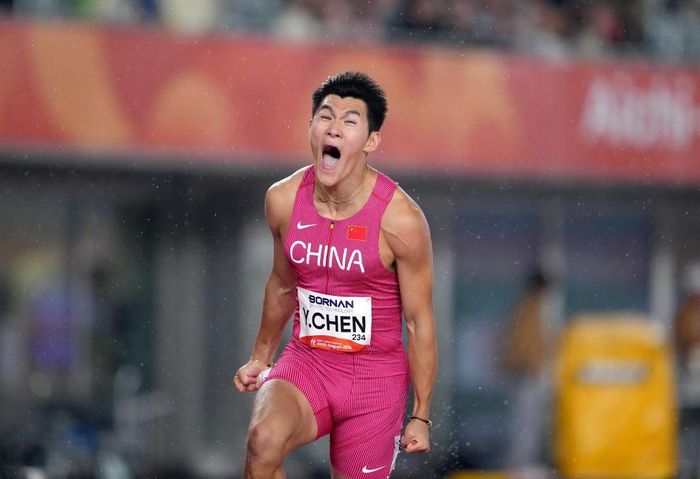 Chen Yuanjiang ăn mừng sau khi về đích. Ảnh: TÂN HOA XÃ 