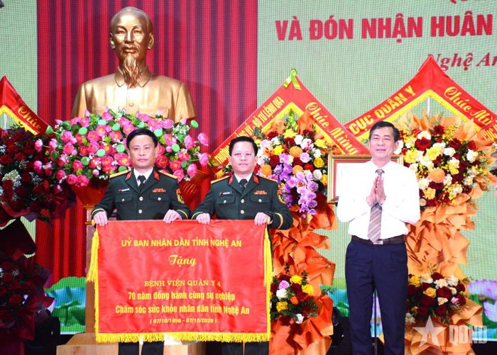 Ủy ban nhân dân tỉnh Nghệ An trao bức trướng "70 năm đồng hành cùng sự nghiệp chăm sóc sức khỏe nhân dân tỉnh Nghệ An" tặng Bệnh viện Quân y 4.