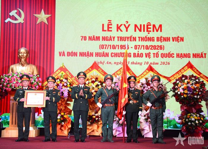 Thừa ủy quyền của Chủ tịch nước, Trung tướng Hà Thọ Bình, Phó bí thư Đảng ủy, Tư lệnh Quân khu 4 trao Huân chương Bảo vệ Tổ quốc hạng Nhất tặng Bệnh viện Quân y 4.