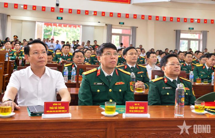 Các đại biểu dự lễ.