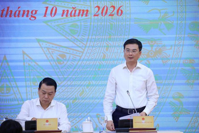 Phó thống đốc Ngân hàng Nhà nước Việt Nam Phạm Thanh Hà trả lời câu hỏi của báo chí. 