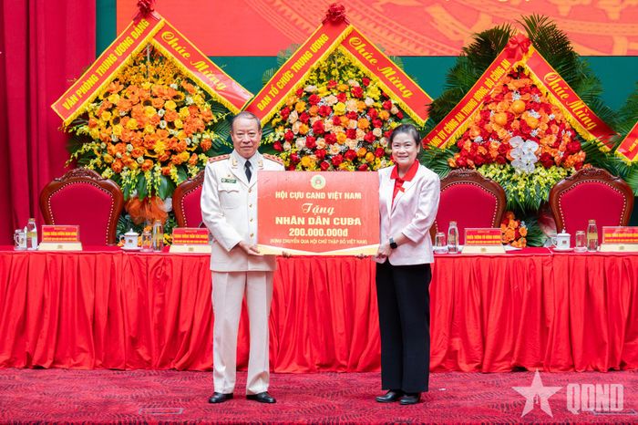  Thông qua Hội Chữ thập đỏ Việt Nam, Hội Cựu CAND Việt Nam tặng quà ủng hộ nhân dân Cuba.
