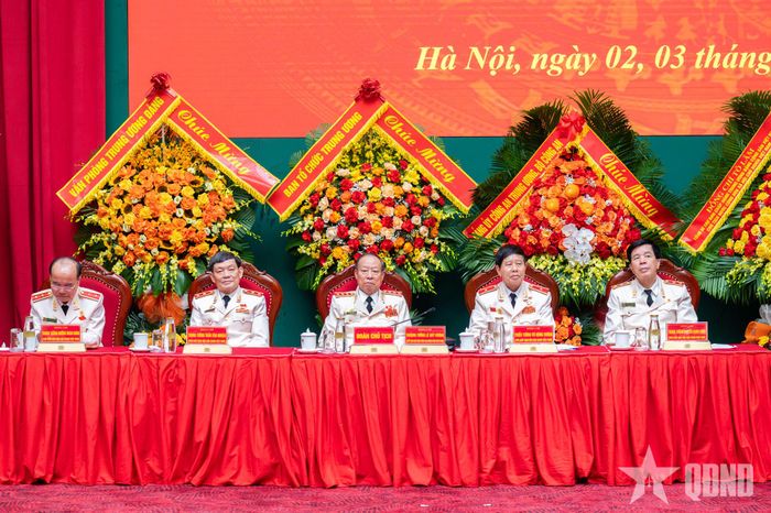  Đoàn chủ tịch điều hành đại hội.