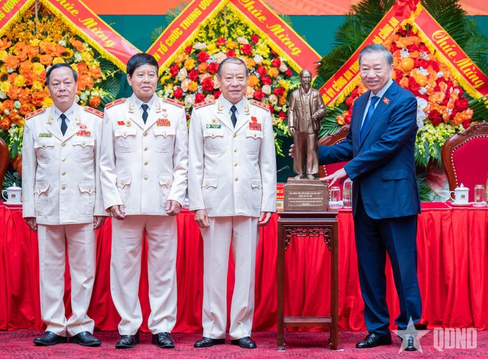 Tổng Bí thư, Chủ tịch nước Tô Lâm trao tượng chân dung Chủ tịch Hồ Chí Minh tặng đại diện Hội Cựu CAND Việt Nam. 