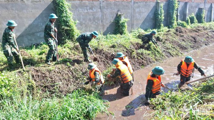  Bộ đội Sư đoàn 9 hỗ trợ nhân dân phát quang, vệ sinh, nạo vét kênh mương. 