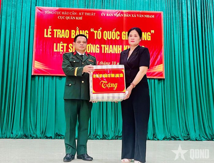 Đại diện Bộ CHQS tỉnh Lạng Sơn trao quà tặng thân nhân liệt sĩ. 