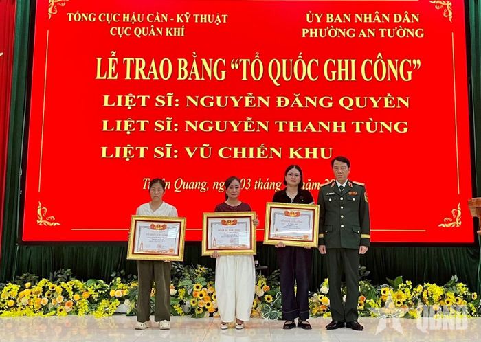 Thiếu tướng Vũ Văn Cường, Phó chính ủy Tổng cục Hậu cần-Kỹ thuật thừa uỷ quyền của Thủ tướng Chính phủ trao Bằng “Tổ quốc ghi công” đến thân nhân các liệt sĩ.