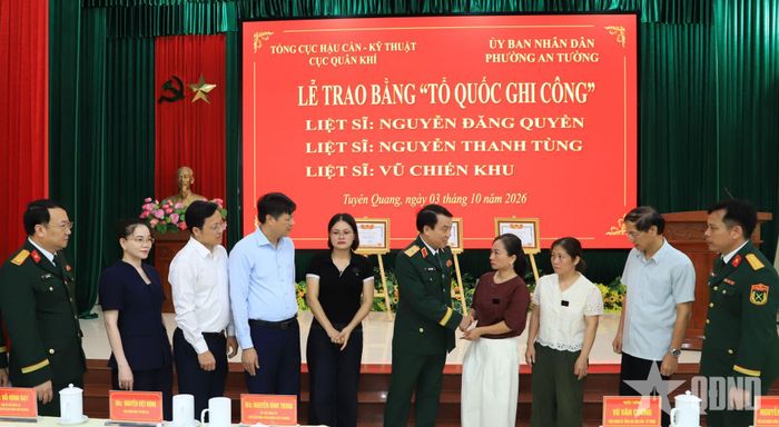  Thiếu tướng Vũ Văn Cường thăm hỏi thân nhân các liệt sĩ.