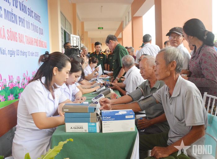  Khám bệnh cấp thuốc miễn phí cho người dân xã Sông Ray.