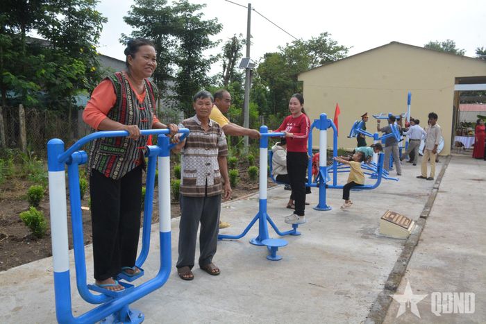 Nhân dân xã Sông Ray tập thể thao tại khu thể thao ngoài trời do Quân khu 7 xây tặng. 