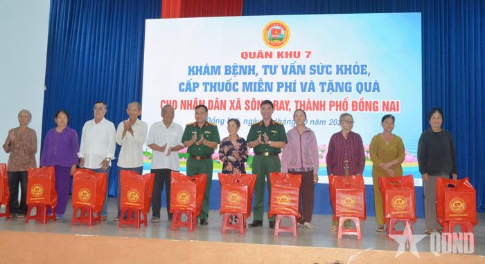 Tặng quà cho người dân xã Sông Ray. 