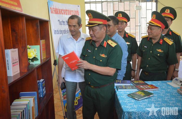 Thiếu tướng Trần Chí Tâm và các đại biểu tham quan tủ sách pháp luật tại xã Sông Ray. 