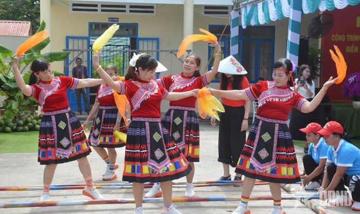 Giao lưu múa sạp tại chương trình công tác. 