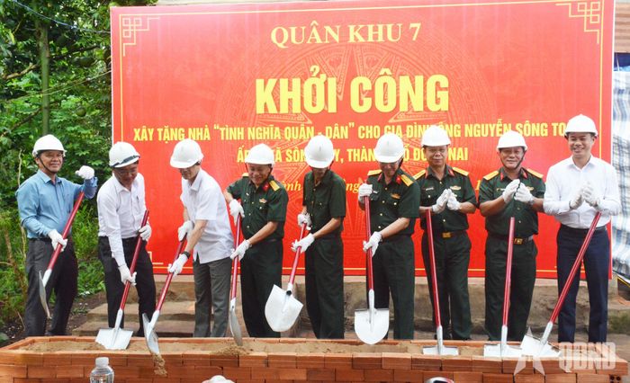  Khởi công xây dựng nhà tình nghĩa quân - dân tặng ông Nguyễn Sông Toàn, ở ấp 3, xã Sông Ray.