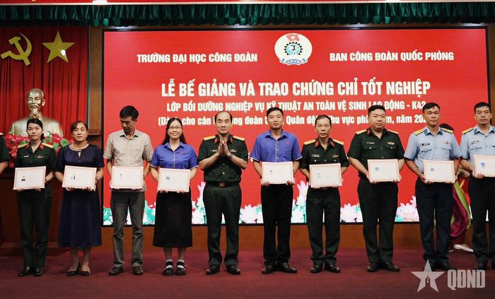 Đại tá Nguyễn Văn Tuấn, Phó chủ nhiệm Chính trị Tổng cục Hậu cần-Kỹ thuật trao chứng chỉ cho các học viên.