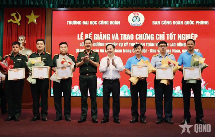 Đại diện Trường Đại học Công đoàn và Công ty Cổ phần 32 trao thưởng các học viên tiêu biểu.