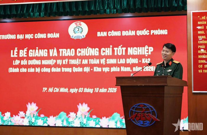 Đại tá Nguyễn Hồng Lợi, Trưởng ban Công đoàn Quốc phòng phát biểu tại buổi lễ.