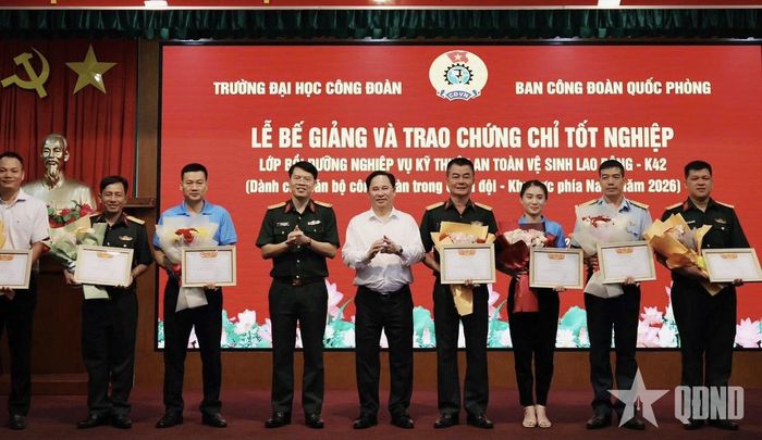 Đại diện Ban Công đoàn Quốc phòng và Trường Đại học Công đoàn trao thưởng các học viên tiêu biểu.