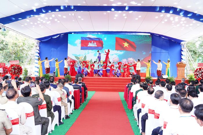 Chương trình văn nghệ chào mừng tại buổi lễ.