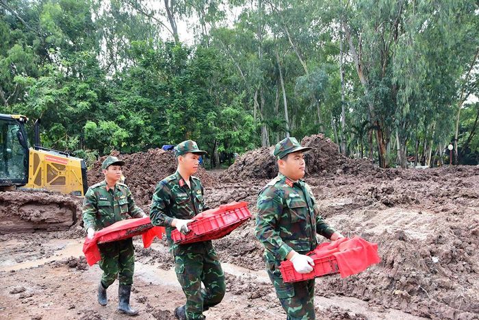 Lực lượng chức năng thực hiện nhiệm vụ tìm kiếm, quy tập hài cốt liệt sĩ tại Công viên Lê Thị Riêng. 