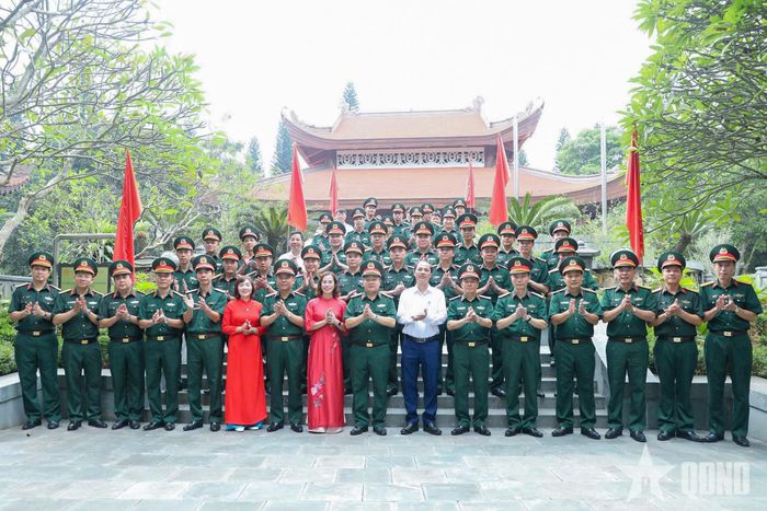 Các đại biểu tại Nhà tưởng niệm Chủ tịch Hồ Chí Minh trên đỉnh Đèo De (xã Phú Đình, tỉnh Thái Nguyên).