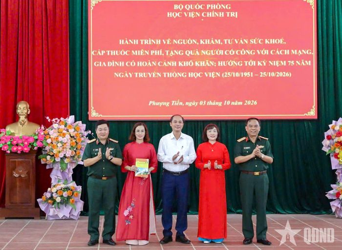 Lãnh đạo Học viện Chính trị trao quà tặng chính quyền xã Phượng Tiến.