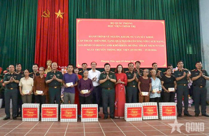 Lãnh đạo Học viện Chính trị trao quà tặng các đối tượng chính sách, người có công và hộ nghèo trên địa bàn xã Phượng Tiến.