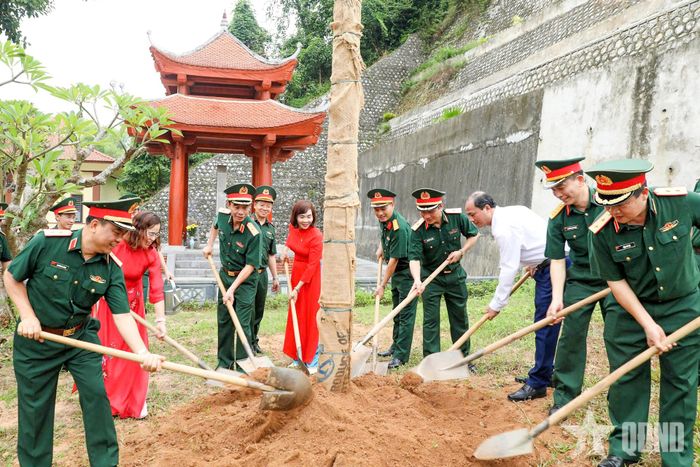  Lãnh đạo Học viện Chính trị và đại diện chính quyền địa phương trồng cây lưu niệm tại Khu di tích lịch sử Đồi Pụ Đồn (Đồi Phong tướng) thuộc xóm Tỉn Keo, xã Phú Đình, tỉnh Thái Nguyên.