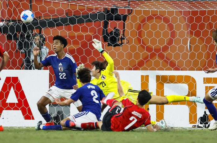 Tình huống dẫn đến bàn thắng mở tỷ số của U23 Hàn Quốc. Ảnh: AP