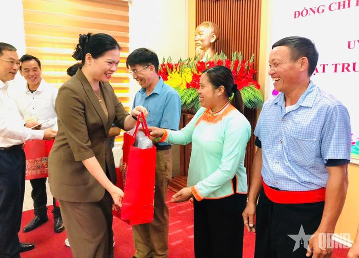 Đồng chí Hà Thị Nga tặng quà trưởng ban MTTQ Việt Nam các bản của xã Sin Suối Hồ.