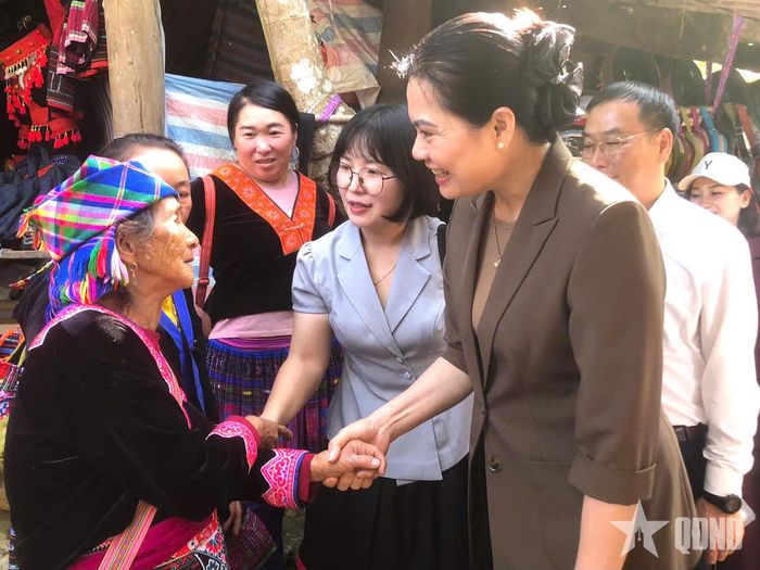 Thành viên đoàn công tác thăm hỏi nhân dân trên địa bàn xã Sin Suối Hồ.