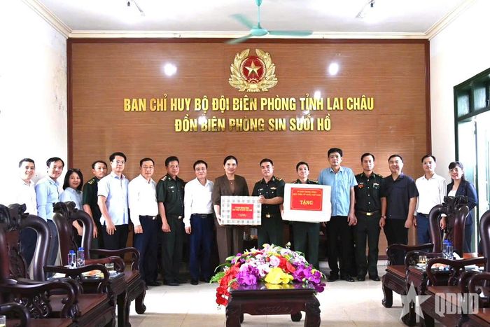 Đoàn công tác Ủy ban Trung ương MTTQ Việt Nam tặng quà động viên cán bộ, chiến sĩ Đồn Biên phòng Sin Suối Hồ.