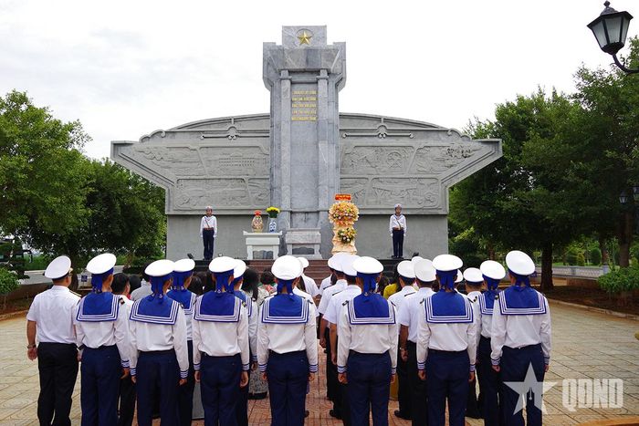 Đoàn đã tổ chức dâng hương tưởng niệm các anh hùng liệt sĩ tại khuôn viên văn hóa Vùng 2.