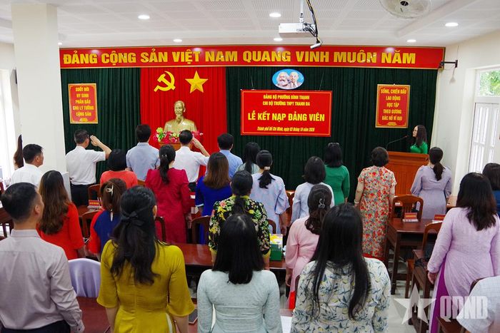 Các đại biểu dự lễ kết nạp đảng viên tại Bộ tư lệnh Vùng 2 Hải quân.