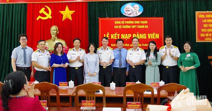 Đại tá Đỗ Hồng Duyên, Phó chính ủy Vùng 2 Hải quân và các đại biểu dự chương trình.